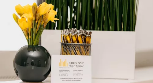 Blumen auf Empfangsthresen