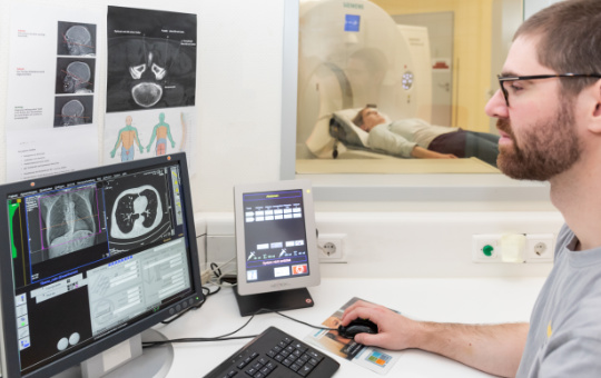 CT - Radiologe nimmt Computertomographie-Aufnahme vor