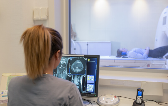 Radiologe nimmt Magnetresonanz-Aufnahme vor